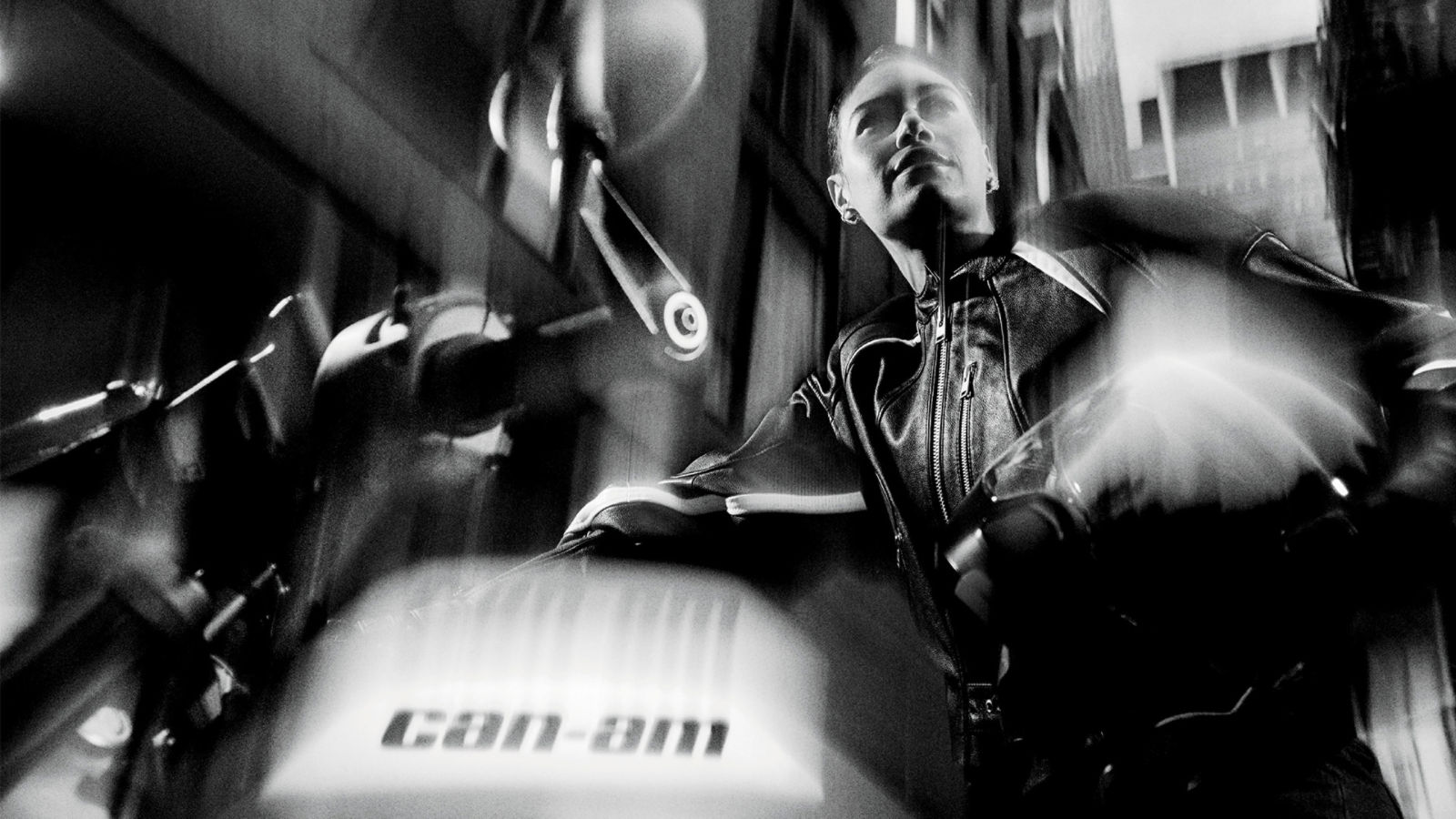 Femme assise sur une moto électrique Can-Am