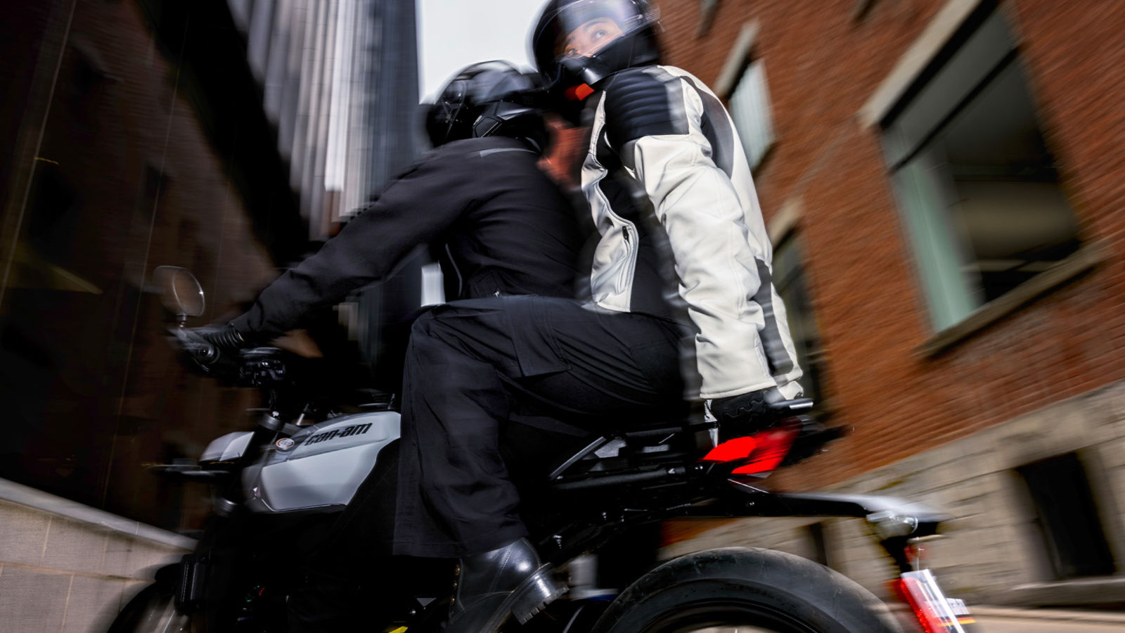 Couple en randonnée sur une moto électrique de Can-Am