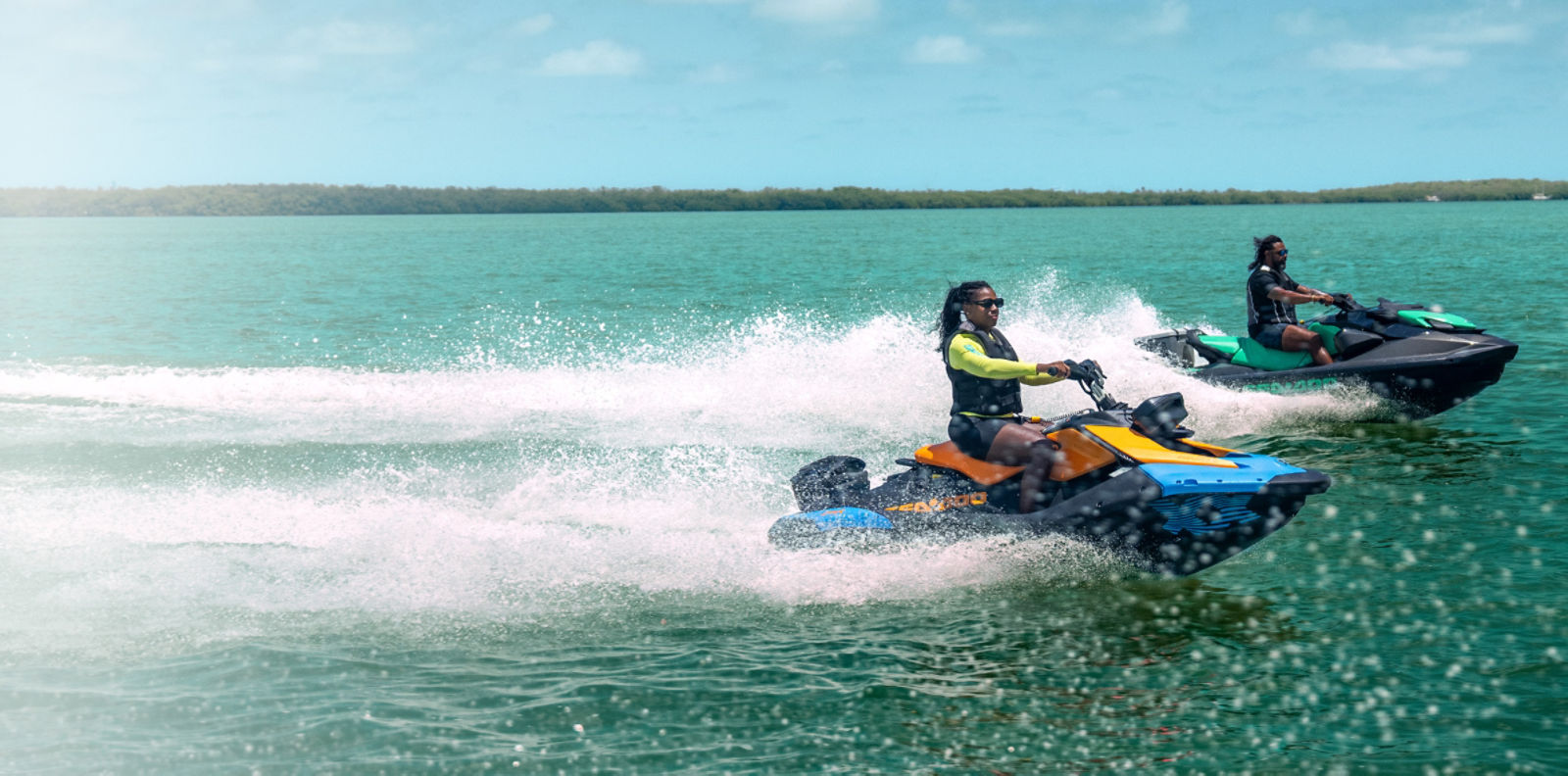 Deux personnes qui conduisent des Sea-Doo en mer