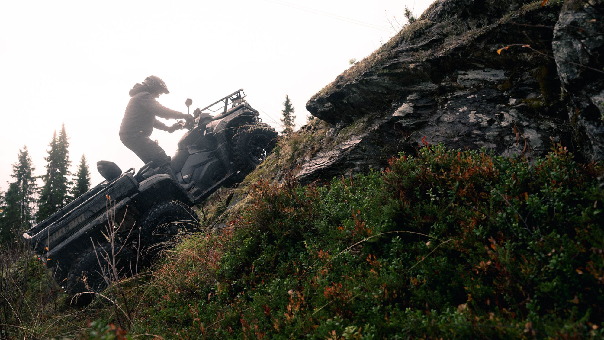 Fahrer unterwegs auf einem Trail in Portugal mit einem Can-Am Outlander XTP 1000 R