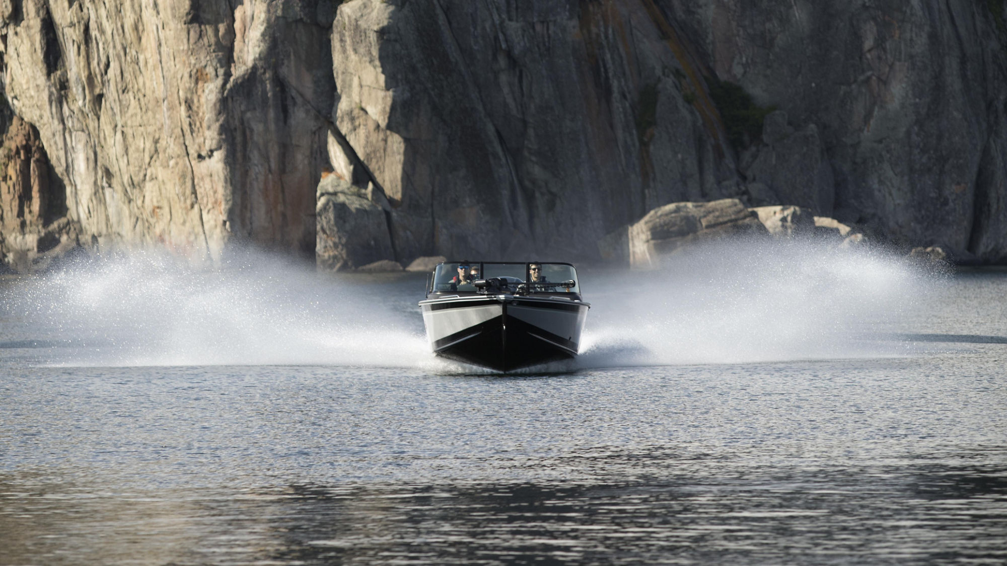 Alumacraft fishing boat at full speed