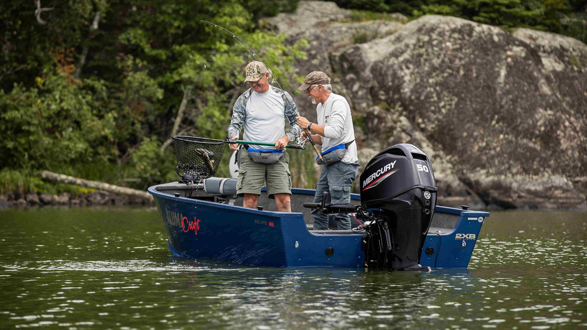 Pêche aux jigs et aux filets sur un bateau de pêche alumacraft