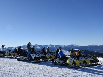 Groupe en motoneige au sommet des Rocheuses