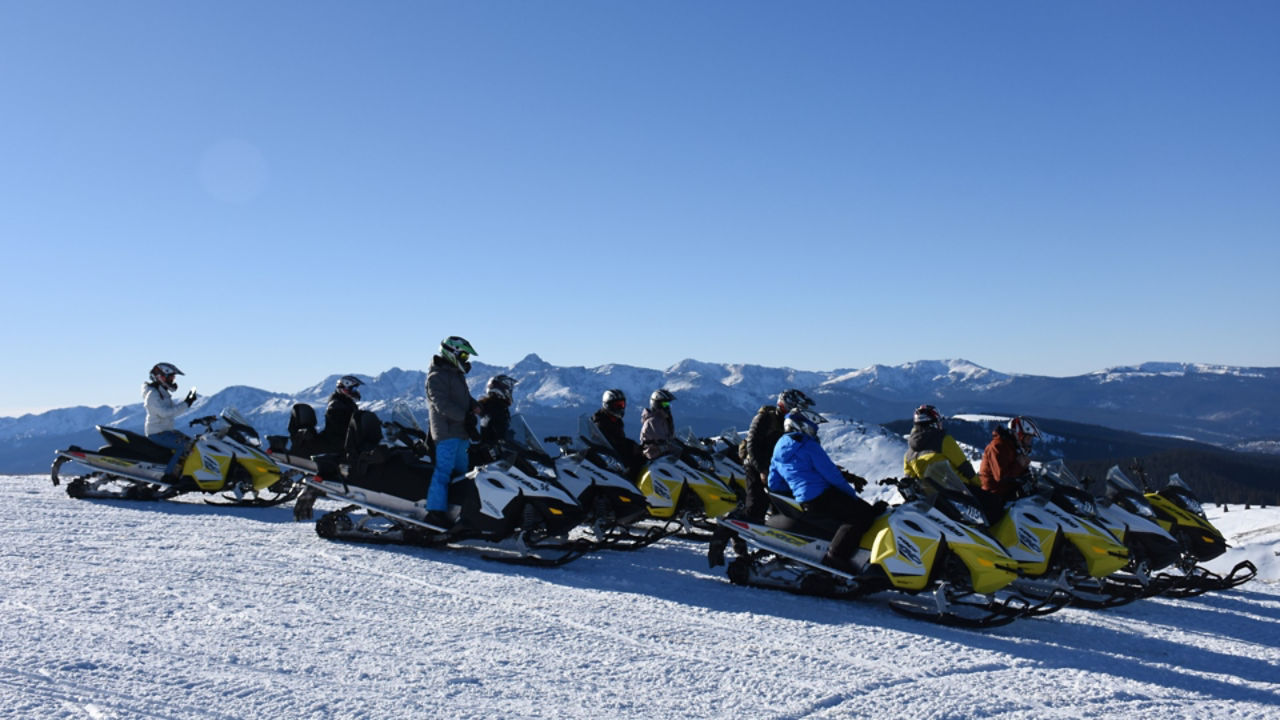 Groupe en motoneige au sommet des Rocheuses