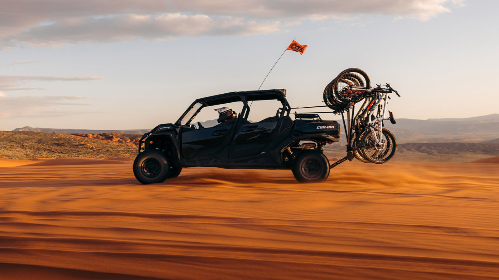 Deux personnes en randonnée dans un VCC Commander de Can-Am dans le désert