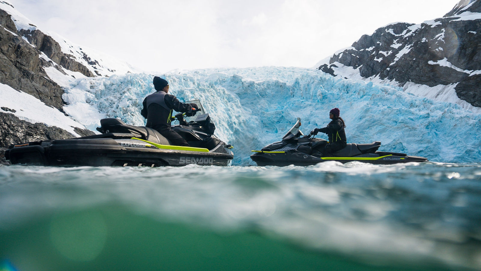 Deux motomarines Sea-Doo stationnaire sur l'eau