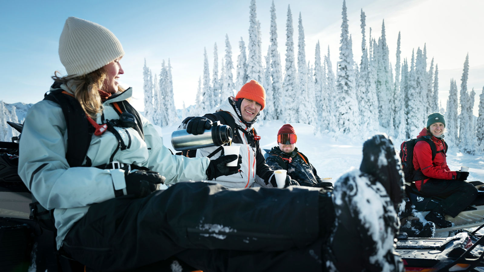  Groupe de motoneigistes discutant sur leur motoneiges Ski-Doo