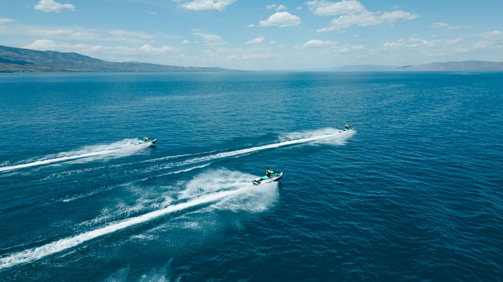 Trois motomarines Sea-Doo allant à haute vitesse