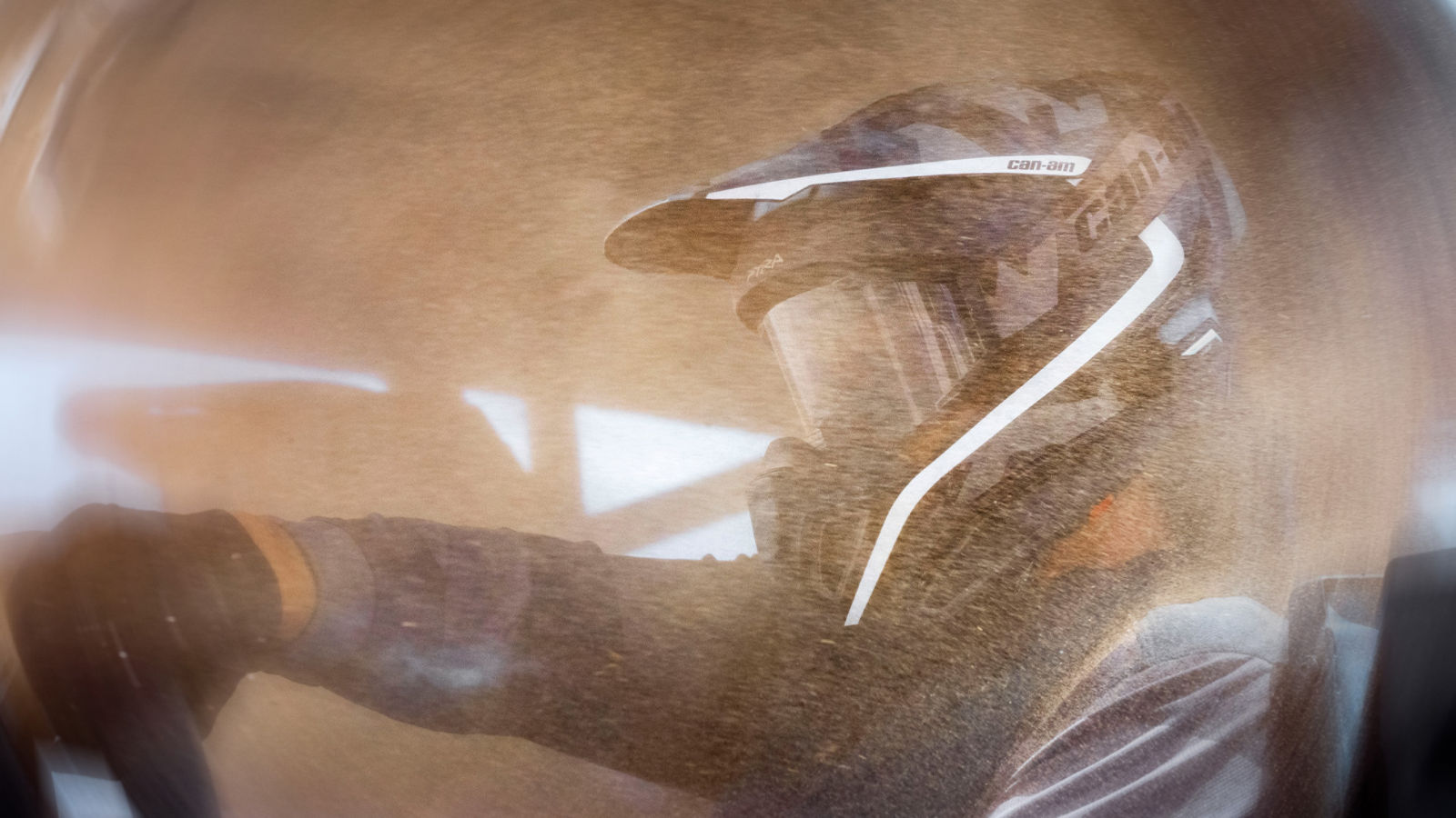 Deux personnes en randonnée dans un véhicule hors-route de Can-Am dans le sable