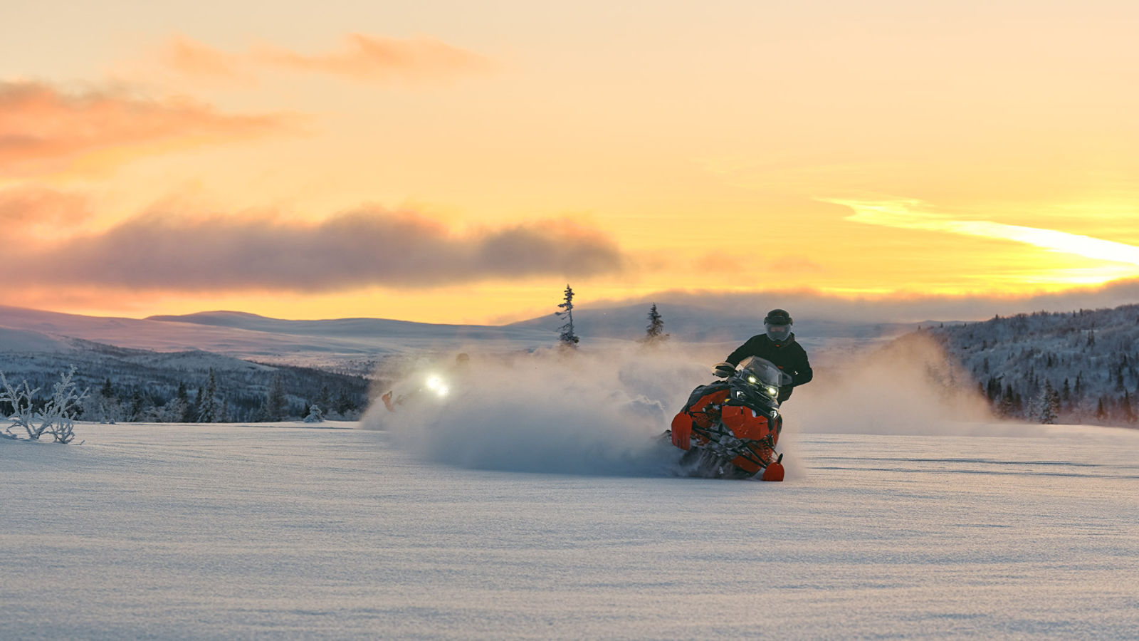 Une motoneige Ski-Doo qui fait des zigzag sur un sentier enneigé