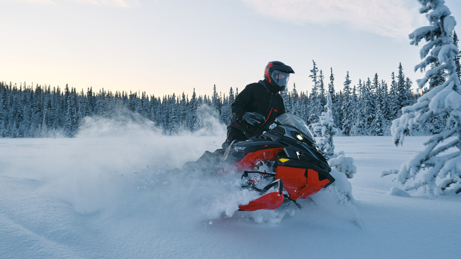 Un motoneigiste en randonnée dans la neige profonde sur une motoneige Lynx