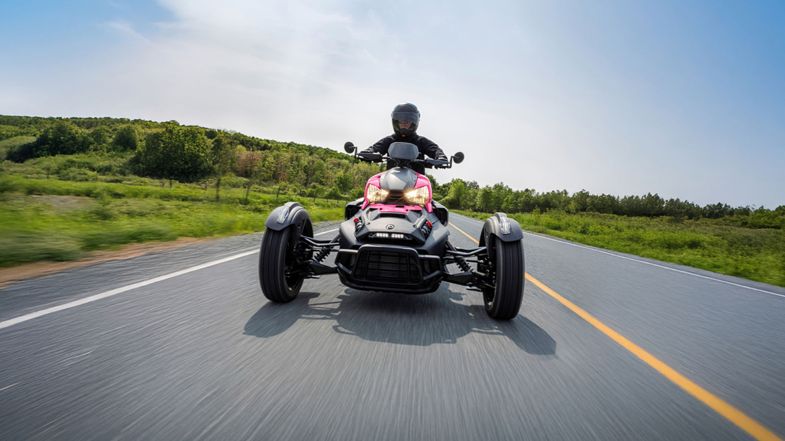 Un homme sur une moto 3-roues Can-Am Ryker