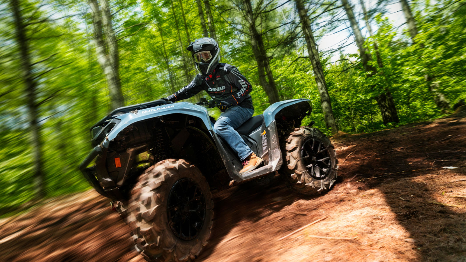 Can-Am Outlander VTT en randonnée dans une forêt