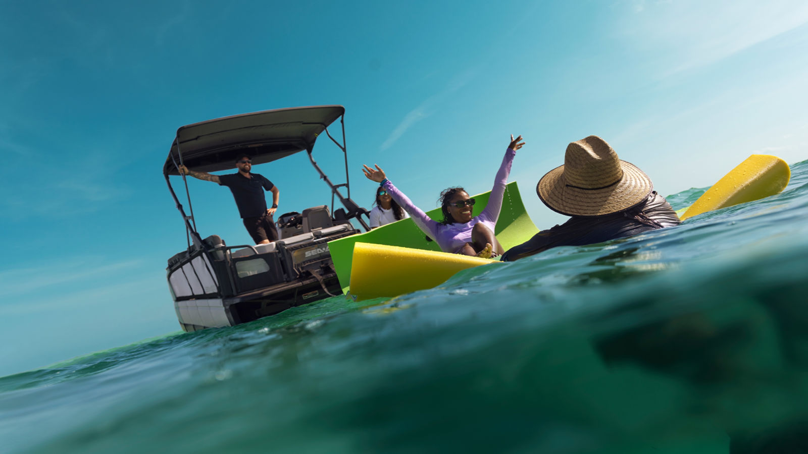 Une famille profitant d'un bateau ponton Sea-Doo Switch