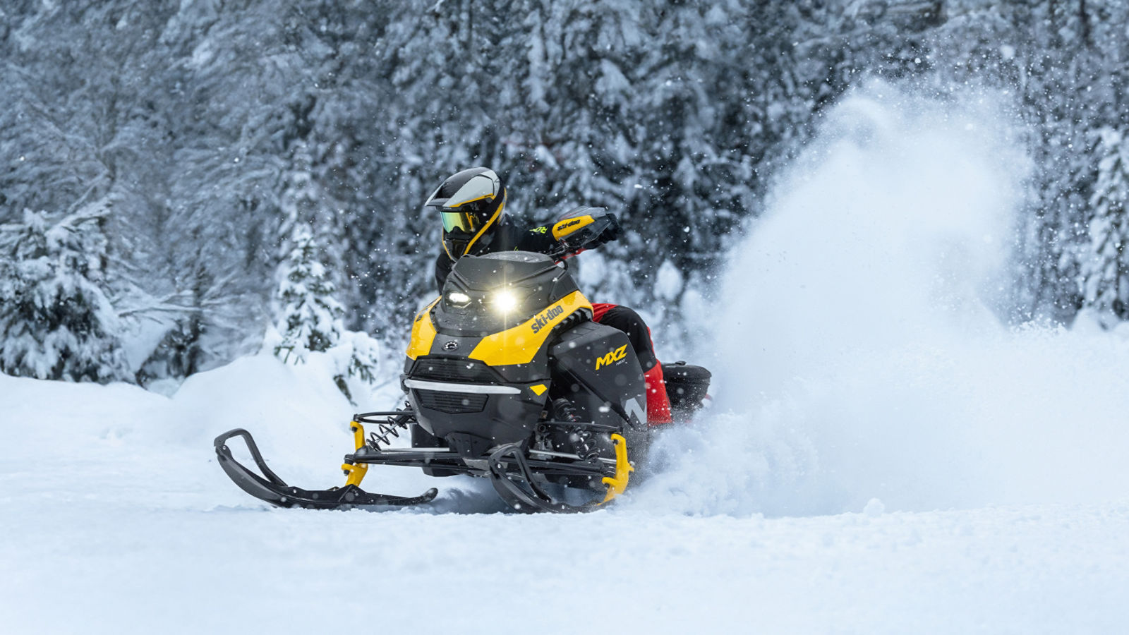 Motoneigiste conduisant sa motoneige Ski-Doo MXZ NEO 2026 dans une forêt enneigée