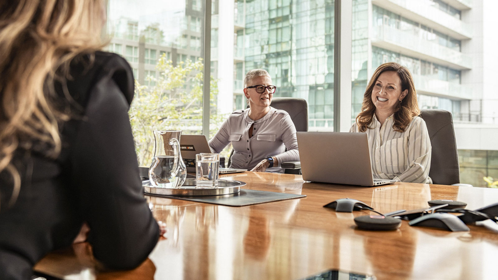 Trois employés BRP discutant autour d'une table