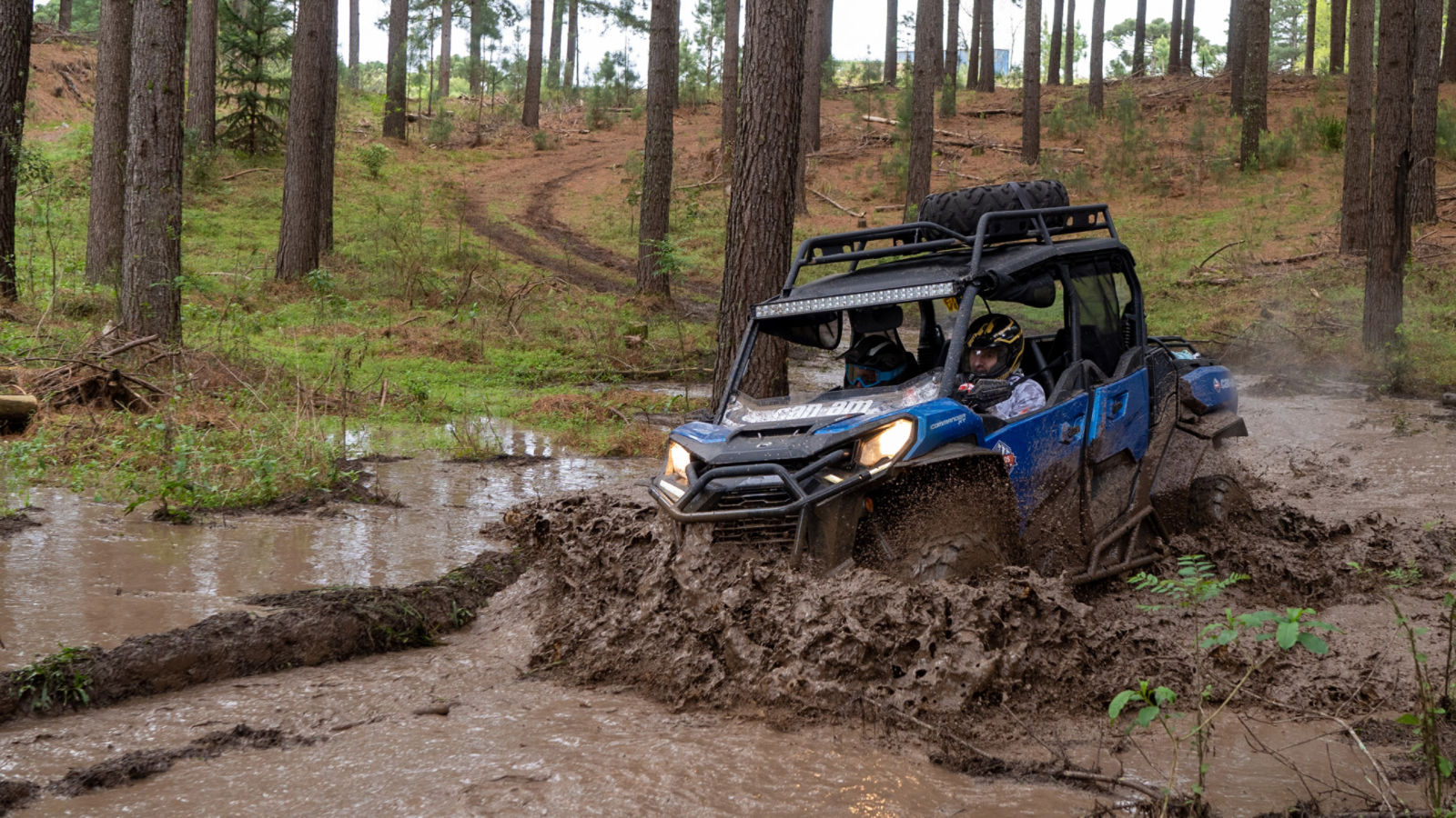 Commander Max XT acelerando na lama