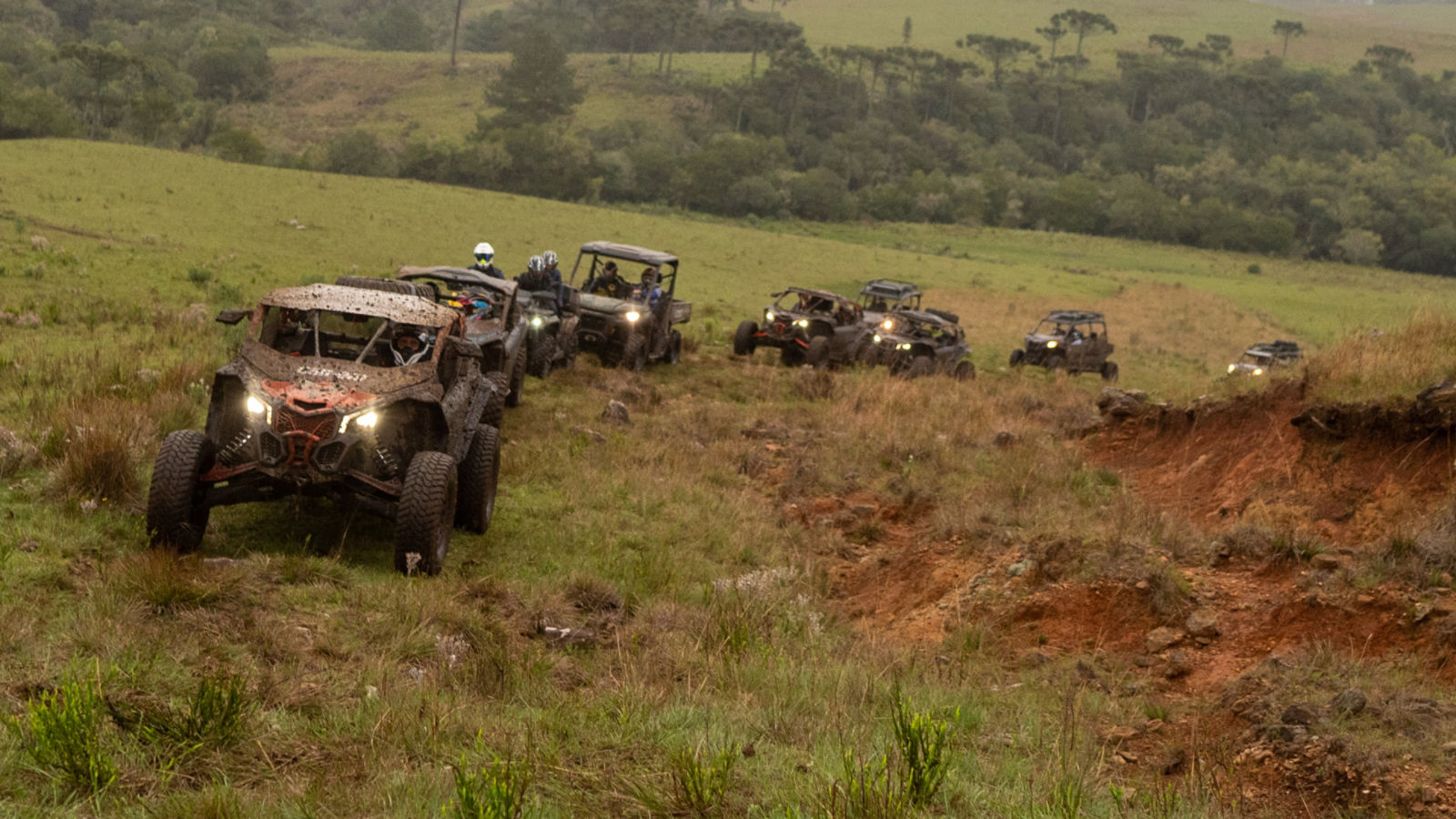 Veículos off-road Can-Am subindo um morro