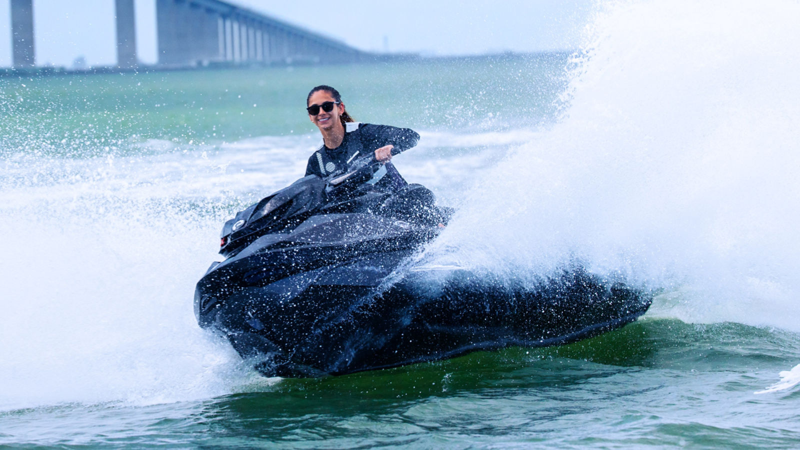 Mulher acelerando um Sea-Doo RXP-X 300