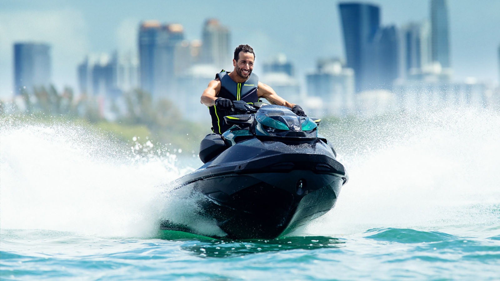 Homem acelerando forte um Sea-Doo RXP-X Apex 300