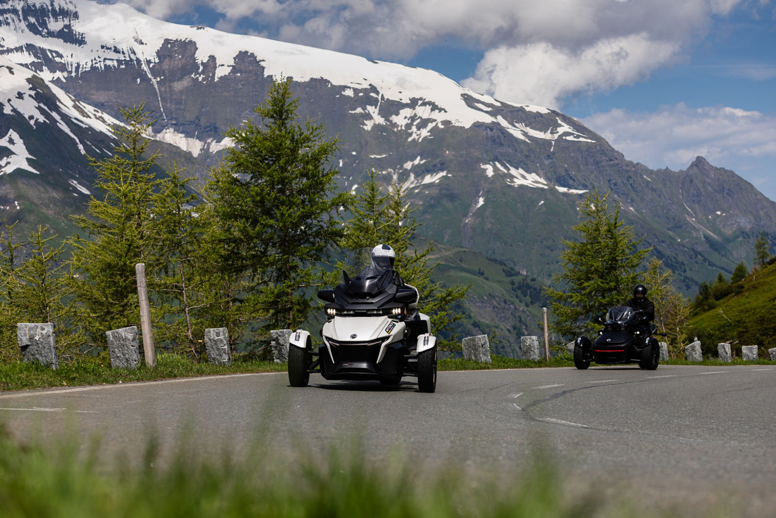 Can-Am Spyder F3 devant un Can-Am Ryker