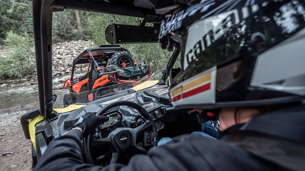 Un VCC Can-Am garé dans la forêt