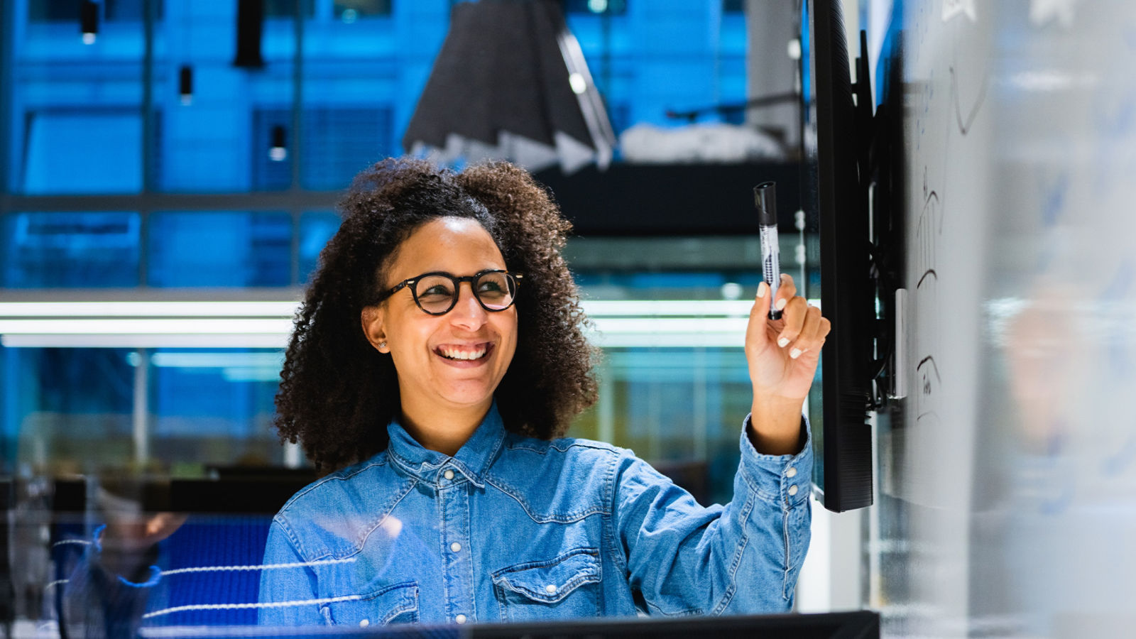 Une employée de BRP travaillant sur un tableau blanc