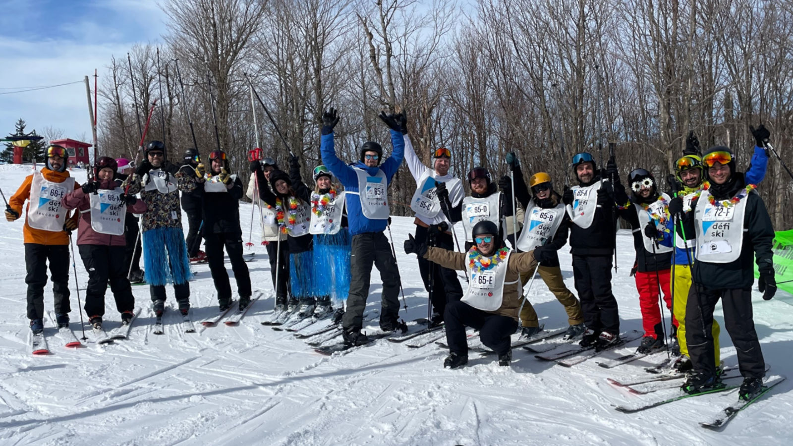Des employés BRP célébrant la réussite d’un défi sportif caritatif de ski