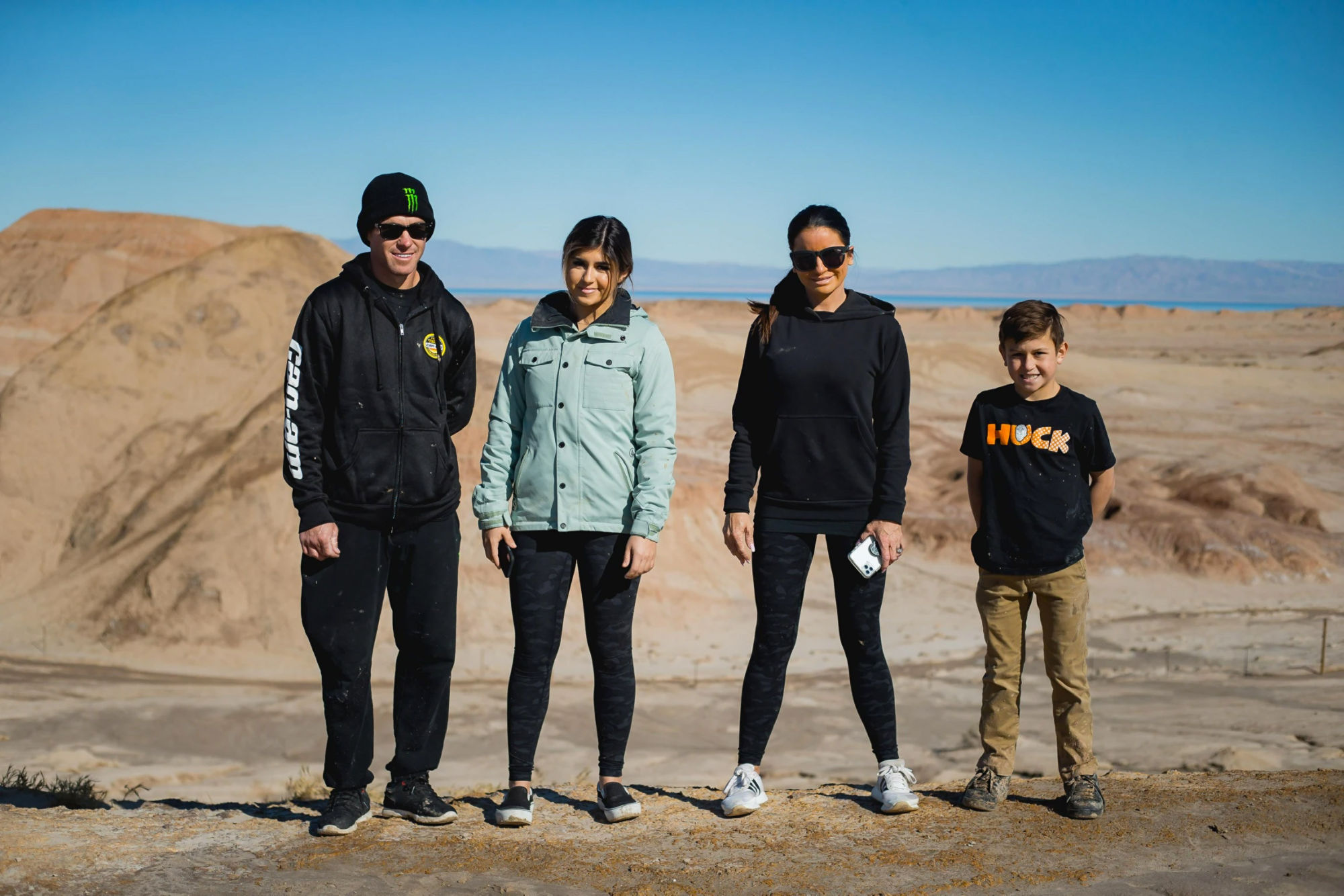 La familia Deegan en la arena