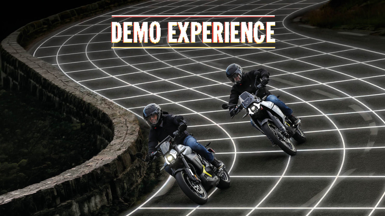 Deux hommes sur des motos électriques Can-Am