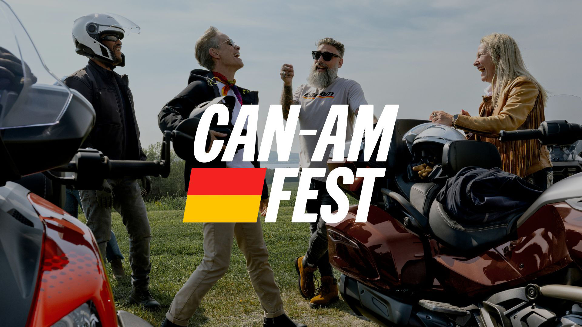 Rijders lachen samen naast hun Can-Am 3-wielmotoren