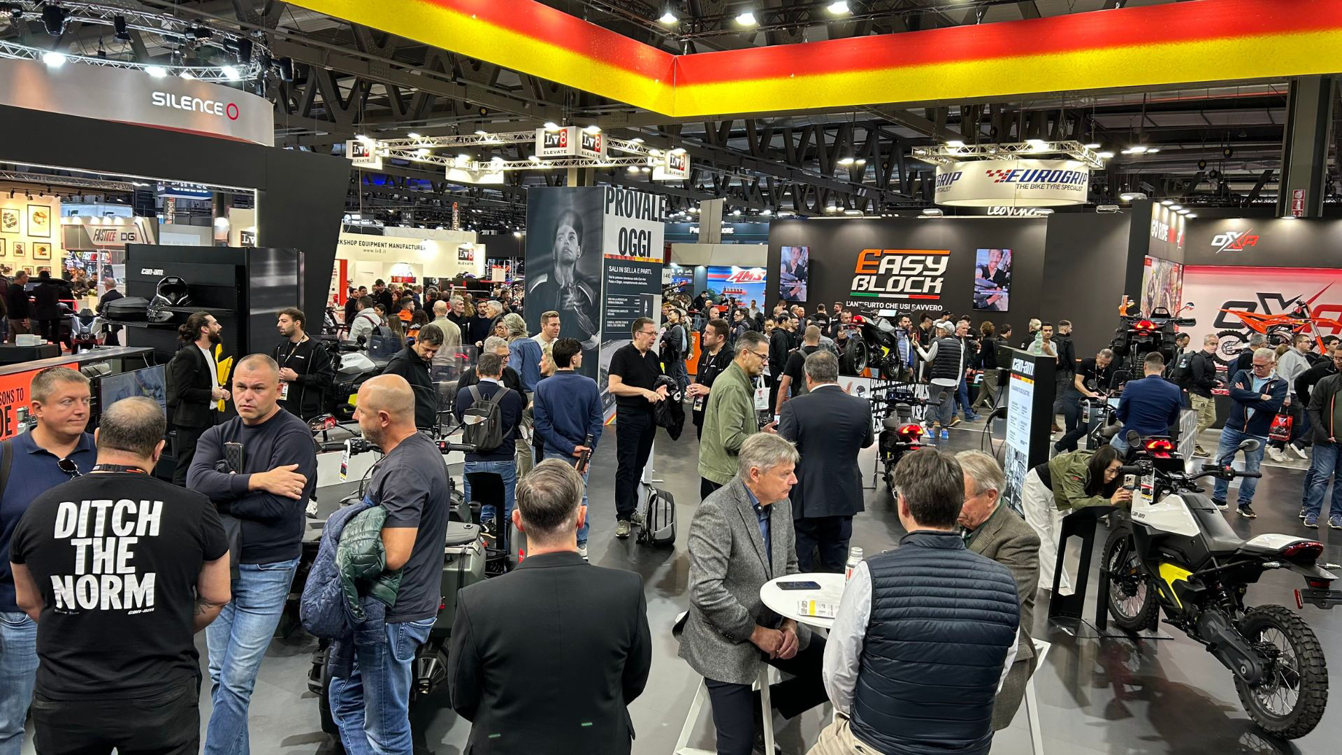 De stand van Can-Am On-Road op EICMA