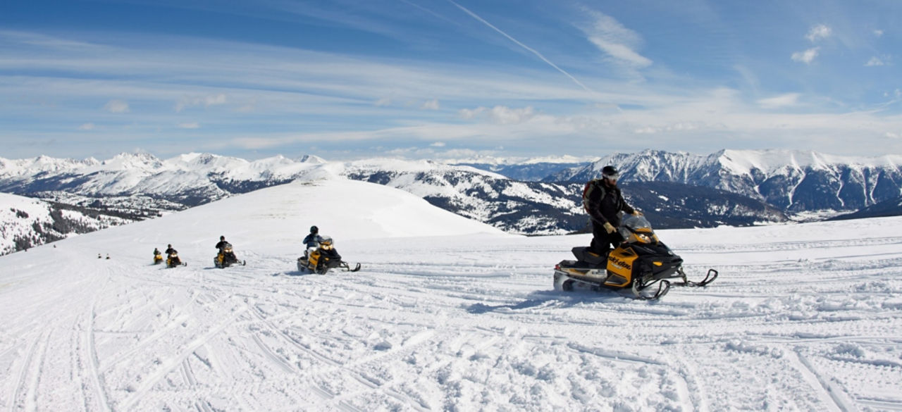 Groupe en Ski-Doo au sommet de la montagne