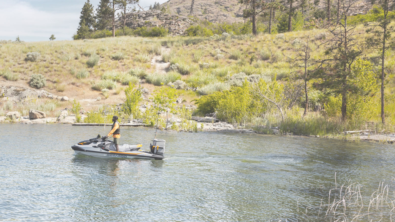 Hombre montando un Sea-Doo