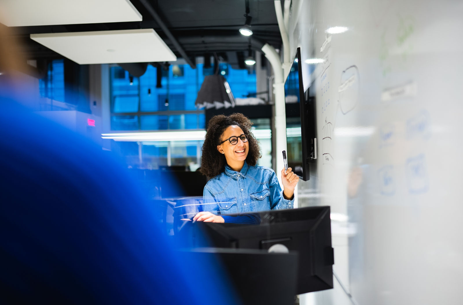 Empleado de BRP trabajando en una pizarra blanca