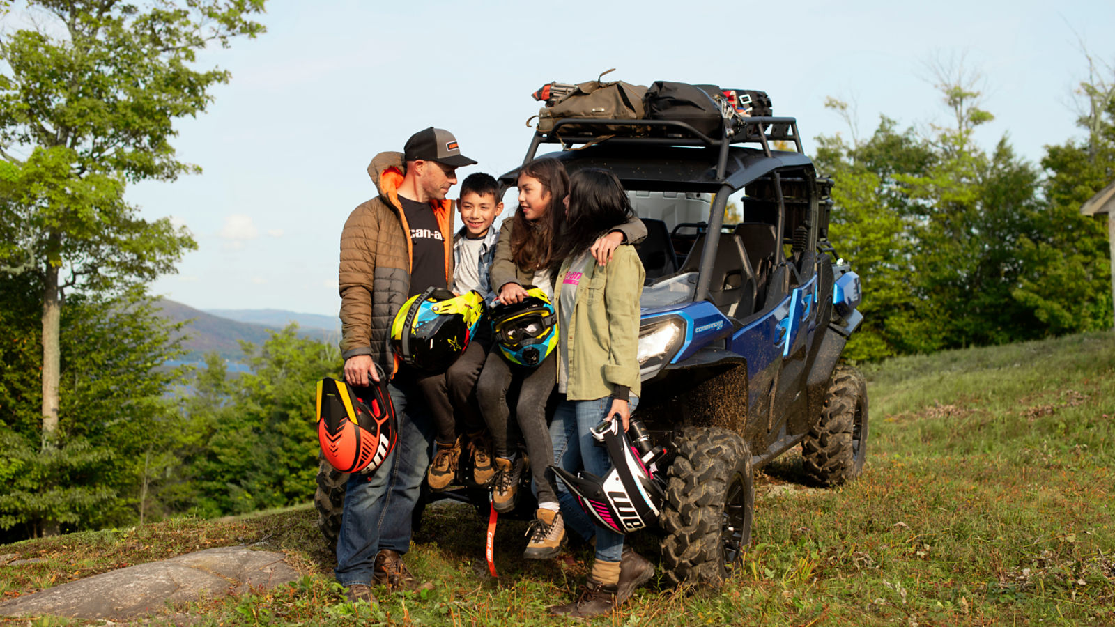Une famille avec leur véhicule côte à côte Can-Am Defender