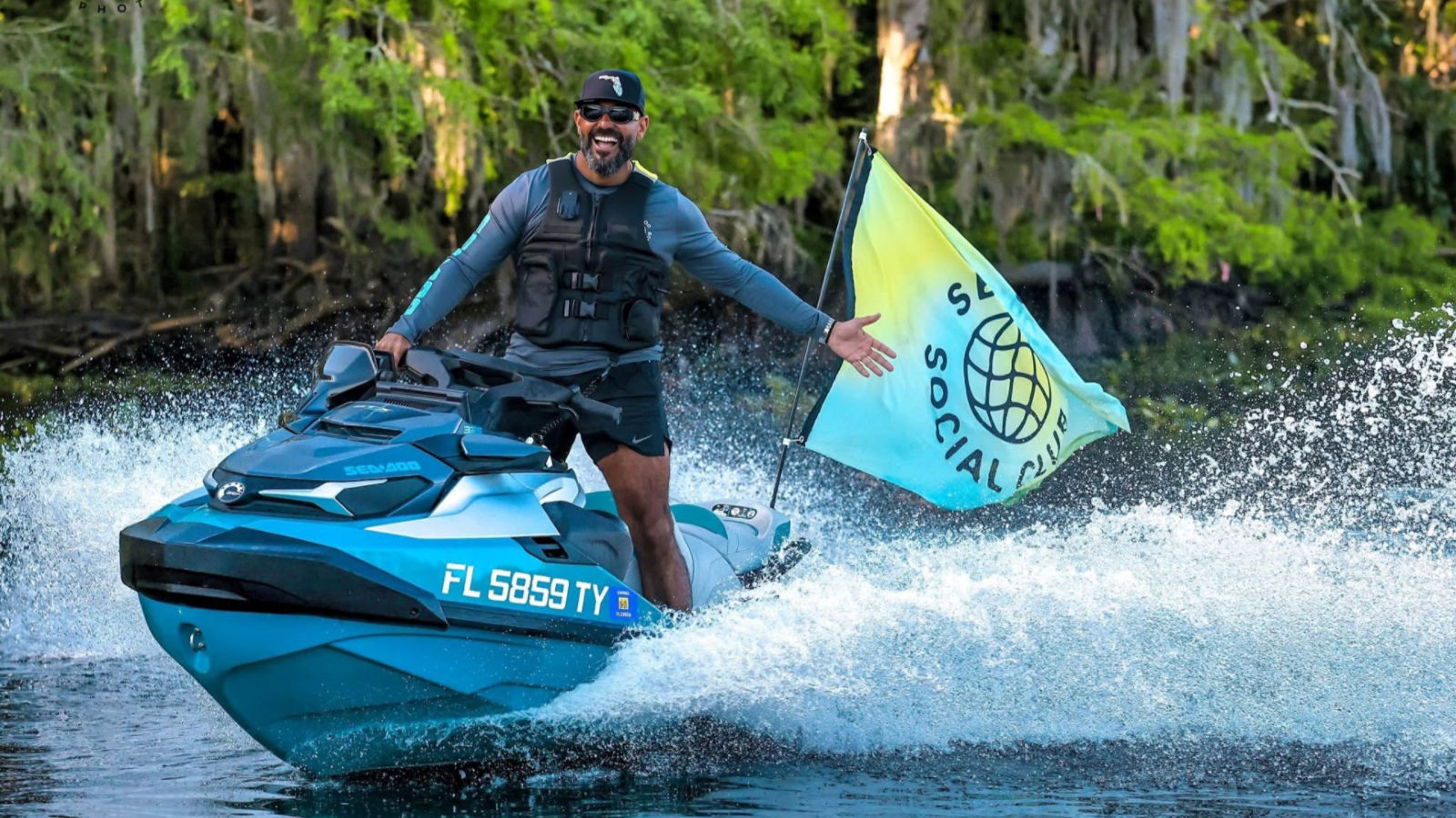 Deux motomarines naviguant à grande vitesse sur l'eau