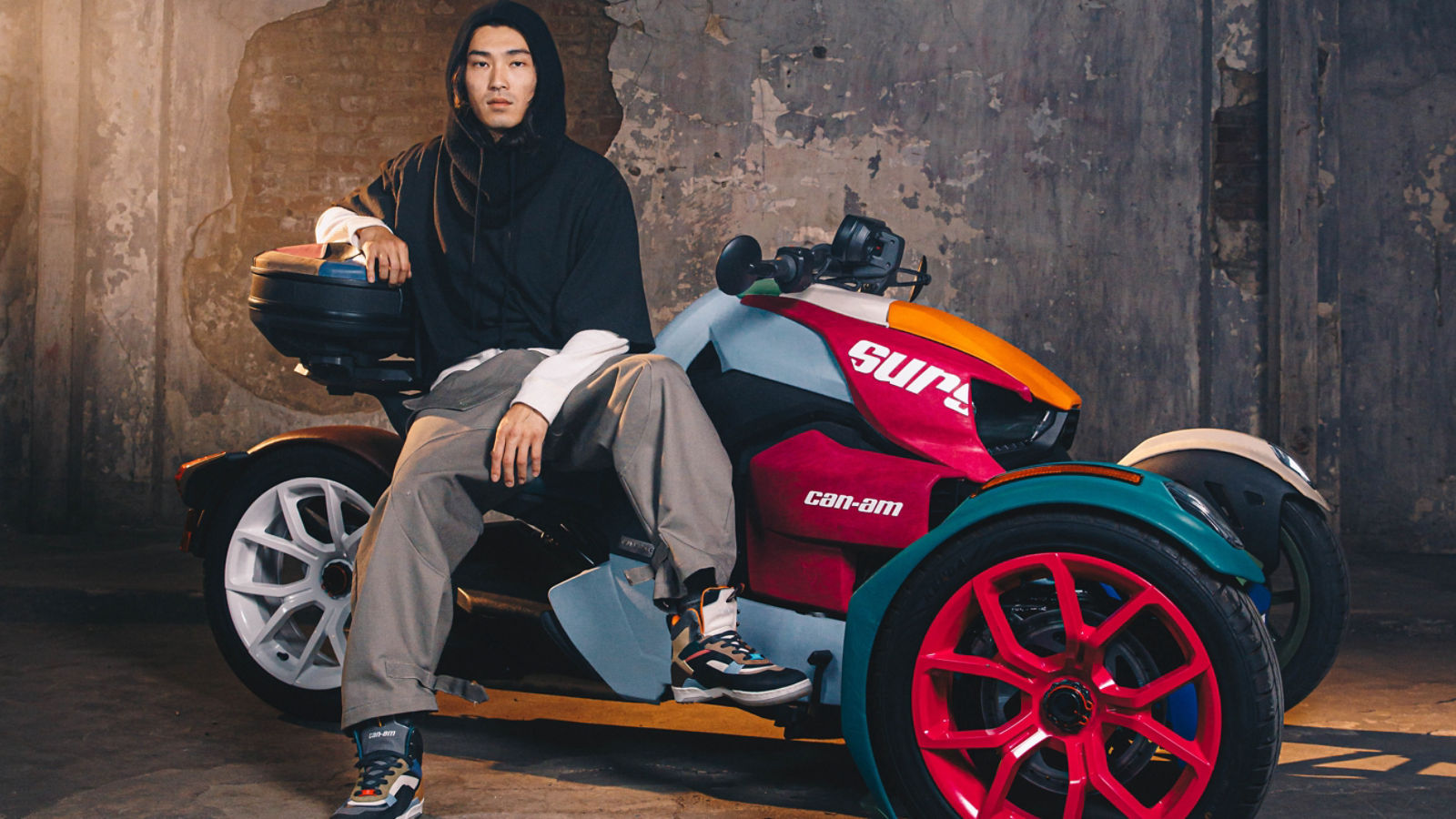 Pilote assis sur un Ryker 2023 portant les souliers Inclusivity