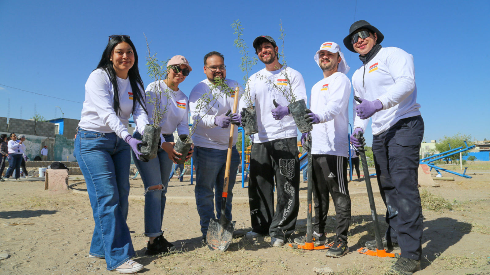Employés de BRP participant à une activitée de bénévolat en plantant des arbres.