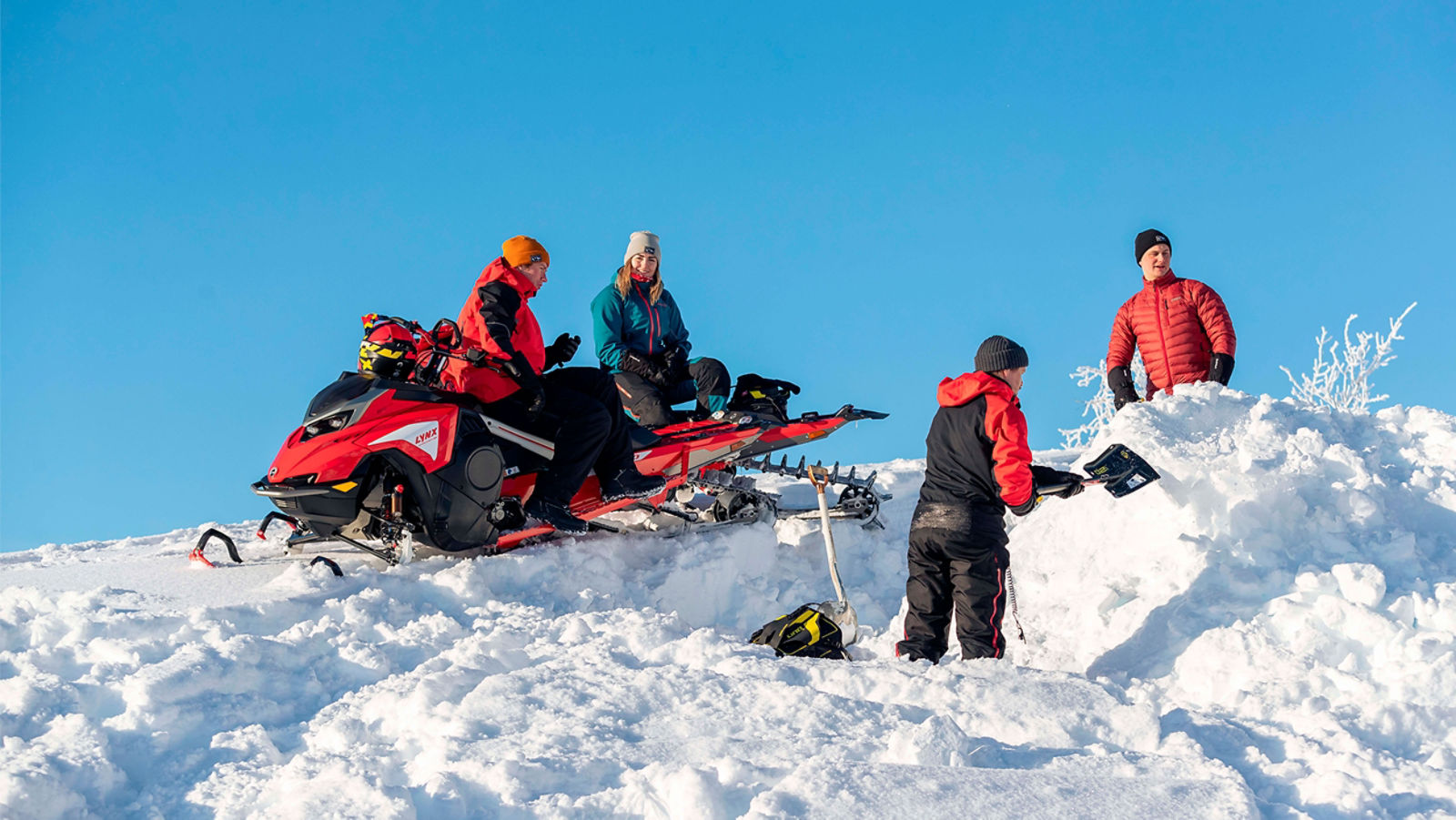 Lynx kuljettajat lapioimassa hyppyriä Shredder RE moottorikelkalle