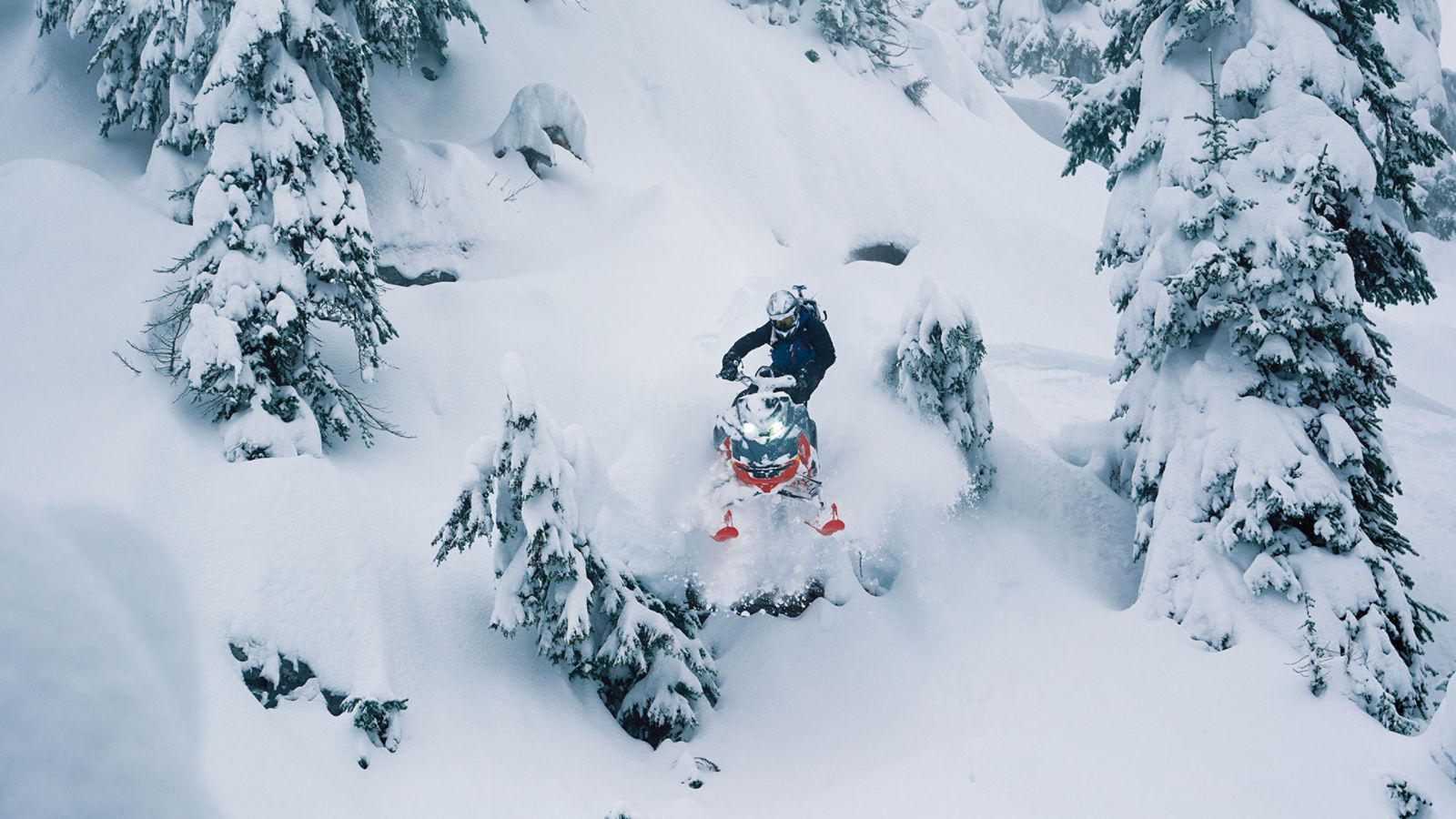 Adepte conduisant une motoneige Lynx dans la poudreuse