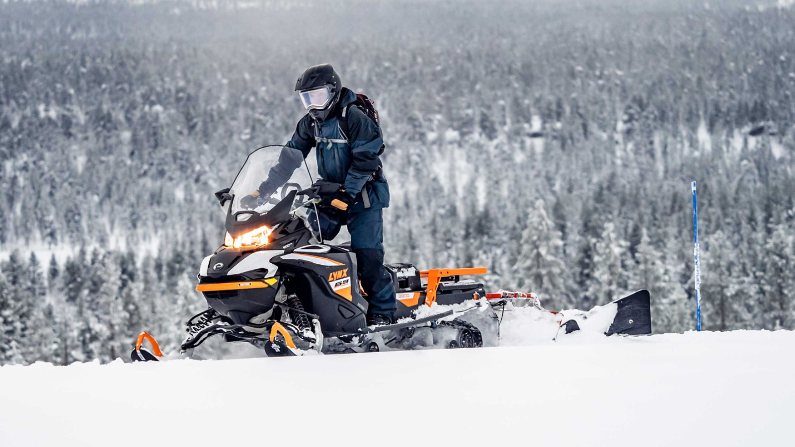 69 Ranger Alpine snöskoter som skapar ett spår