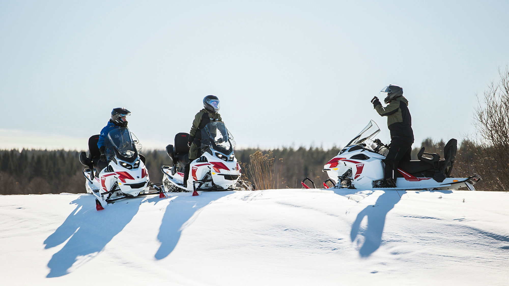 Tre ryttere på sine Lynx Adventure Electrics-modeller