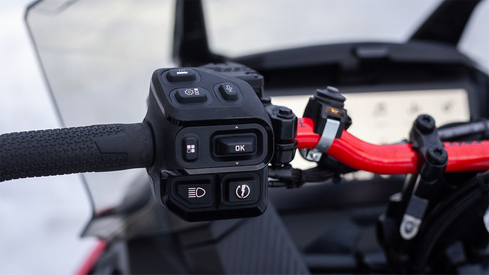 Vänster styrmodul för 10,25'' display i Lynx Rave RE snöskoter