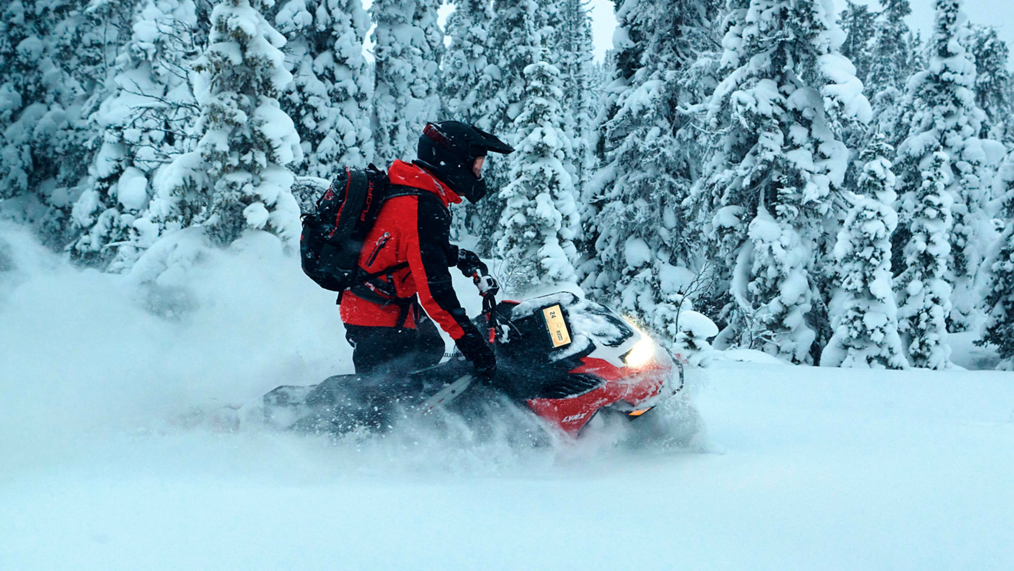 Lynx Shredder RE snöskoter svängar i djup snö visar 10,25'' touch färgskärm