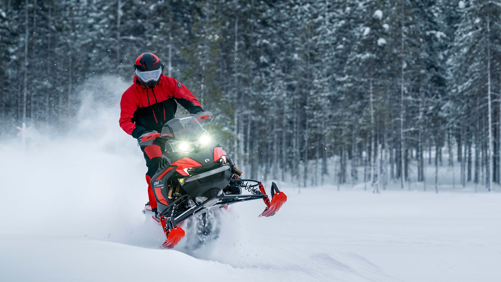 Motoneige Lynx Xterrain RE accélérant sur une piste enneigée