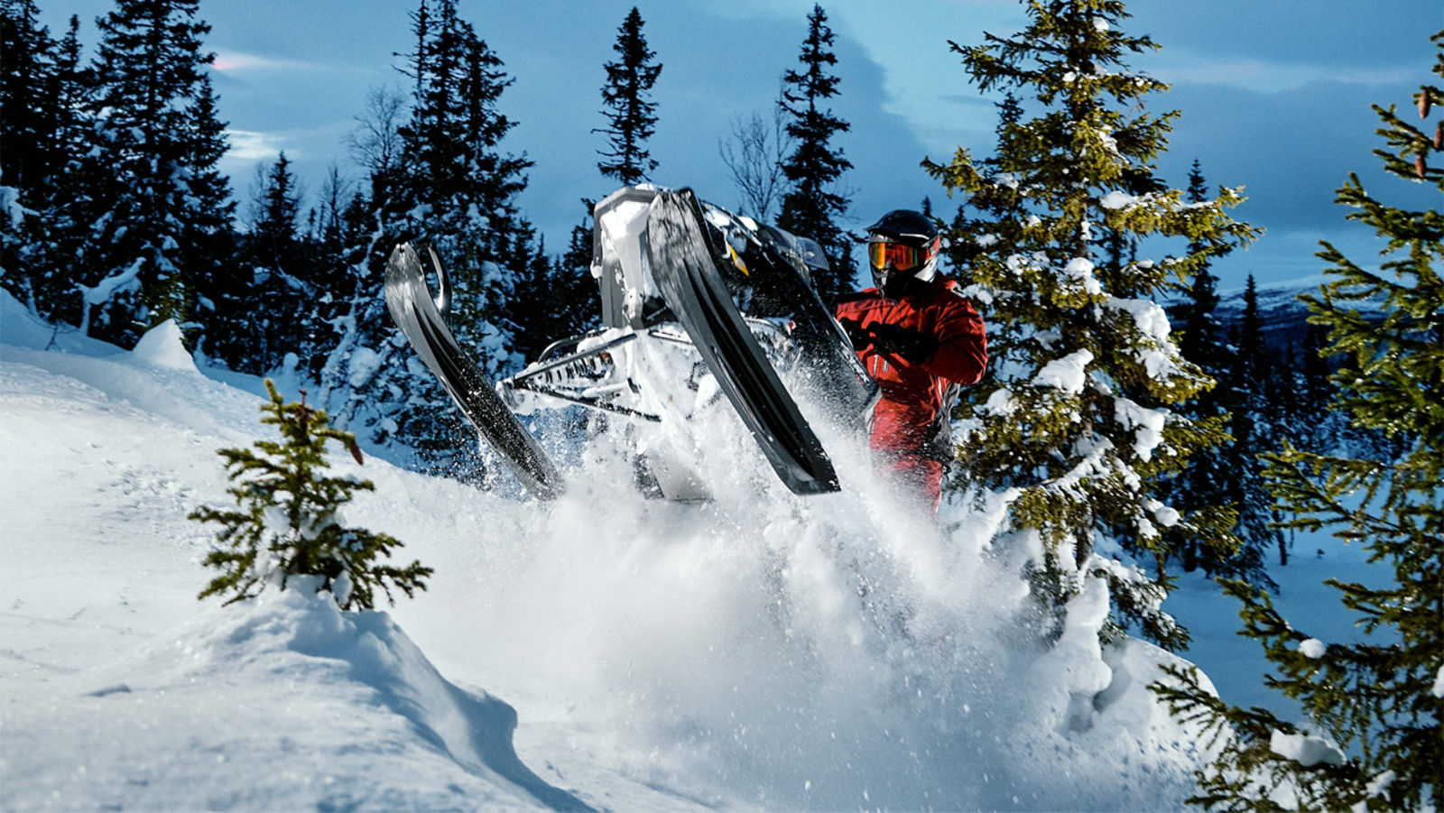 Lynx Brutal RE 2025 snöskoter rullar uppför backen i den mörka skogen