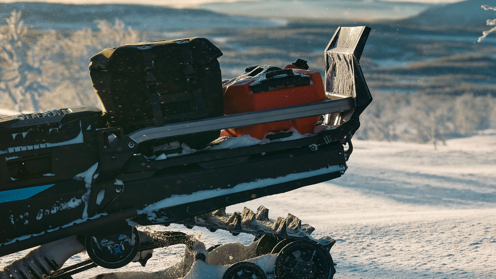 LinQ oppbevaringstilbehør på en Lynx Commander snøscooter