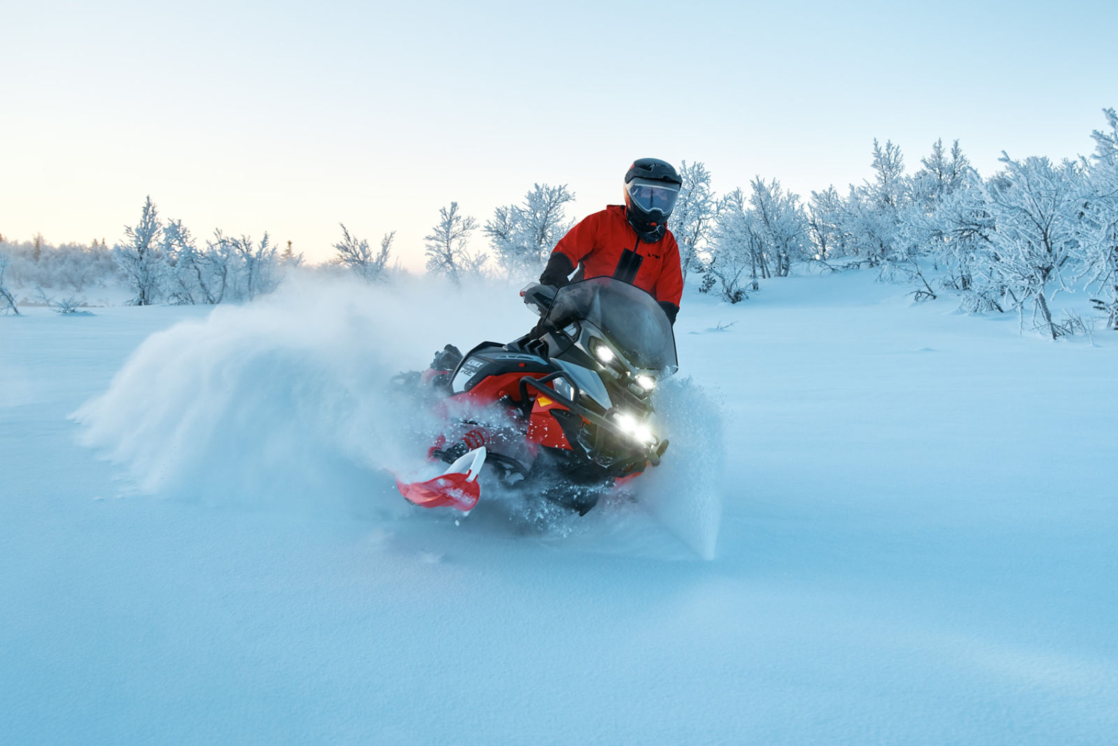 2027 Lynx Brutal RE 850 E-TEC bredbeltet snøscooter i puddersnø