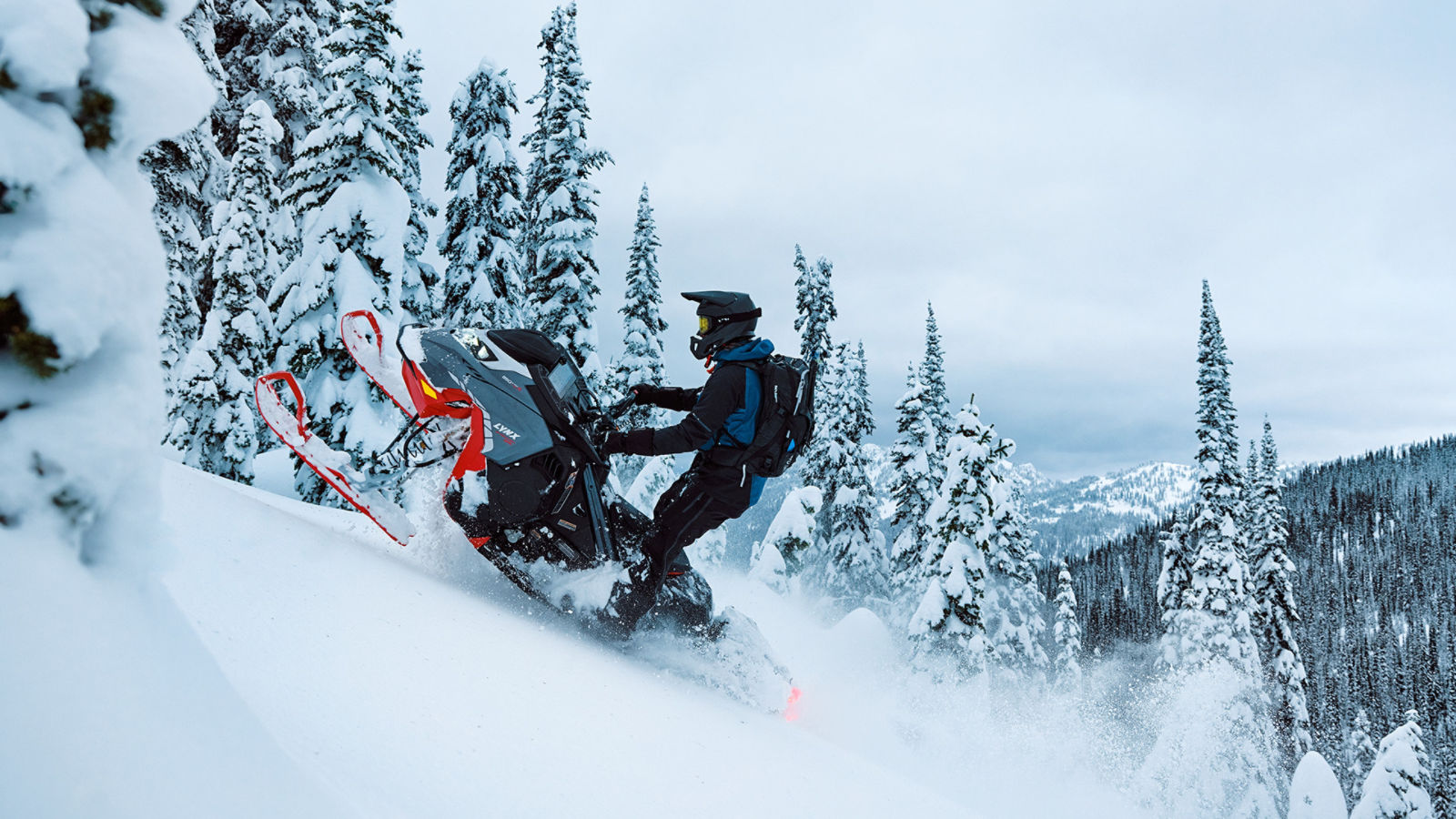 Motoneige Lynx Shredder 2027 qui gravit une montagne enneigée